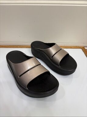 OOFOS Metallic Taupe Platform Slide Sandals